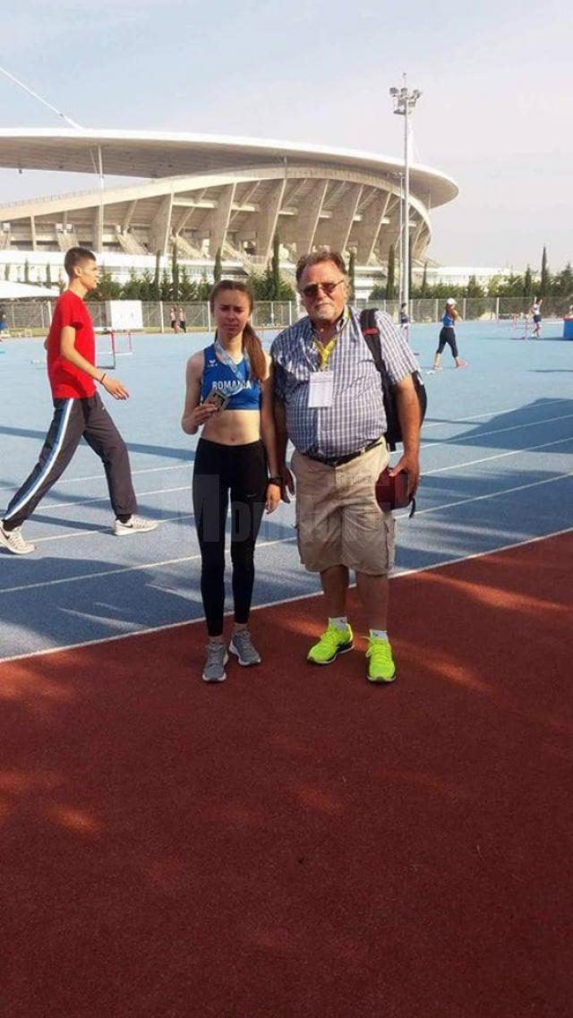 Atleta Angela Olenici, alături de antrenorul Toader Flămând după aurul câștigat la Balcaniada de juniori II