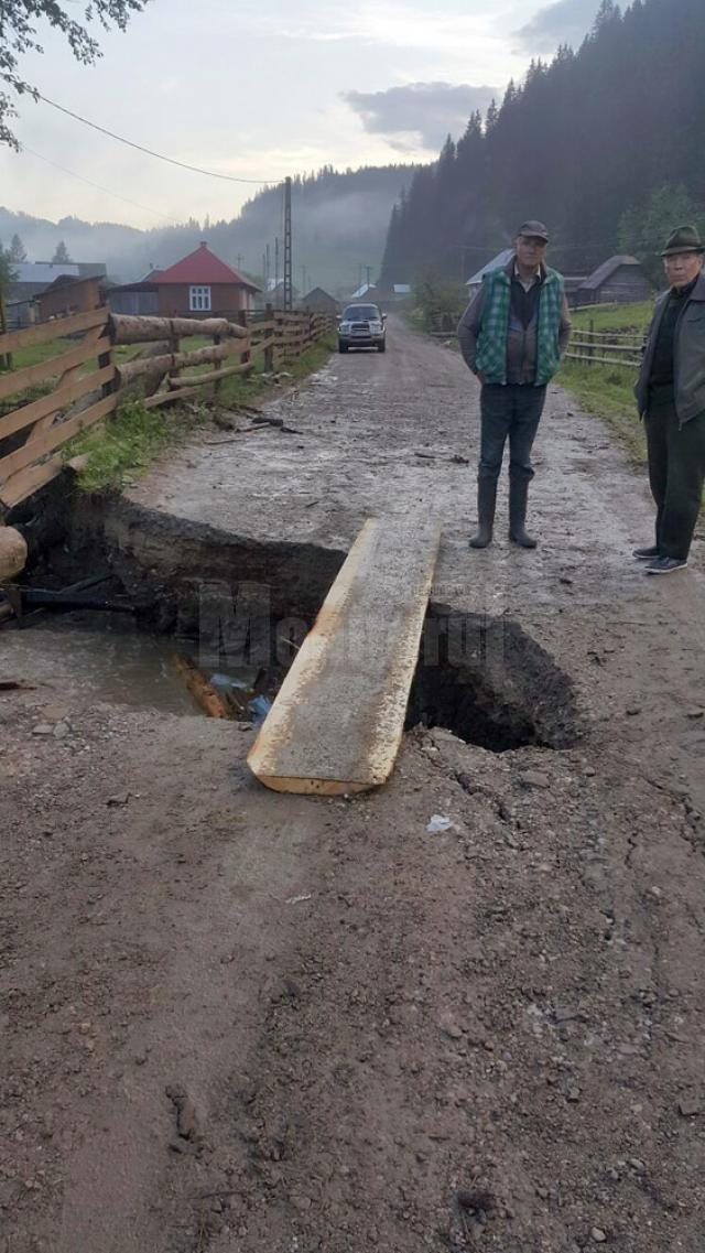 Cod Galben de ploi şi, pe alocuri, grindină. 50 de case au fost izolate de o viitură la Izvoarele Sucevei