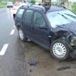 Autoturismul VW a fost avariat, două femei pasagere din interior fiind rănite