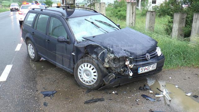 Autoturismul VW a fost avariat, două femei pasagere din interior fiind rănite