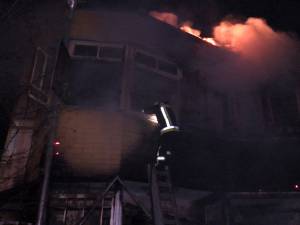 Incendiul a izbucnit în jurul orei 01.00 de la anexele din lemn din apropierea casei și s-a extins la cele două apartamente din interior
