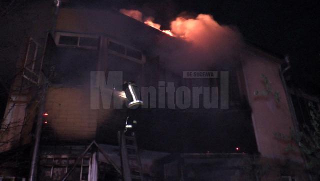Incendiul a izbucnit în jurul orei 01.00 de la anexele din lemn din apropierea casei și s-a extins la cele două apartamente din interior