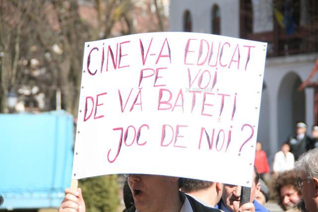 Peste 4.600 de profesori au votat pentru declanşarea grevei, însă aceasta se amână
