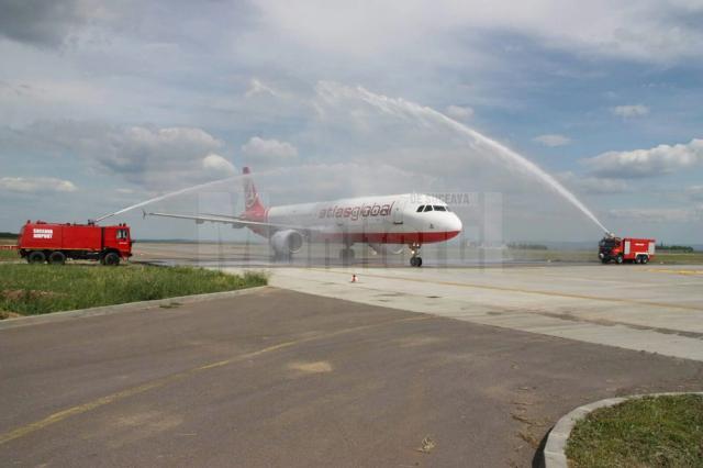 La prima lor aterizare pe Aeroportul „Ştefan cel Mare” din Suceava, ambele aeronave au fost întâmpinate cu tradiţionalul salut cu tunuri de apă