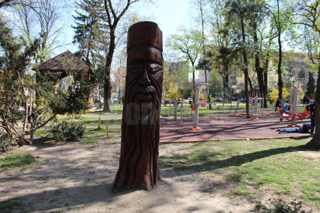 Artistul care dă viaţă trunchiurilor moarte din parcurile Sucevei