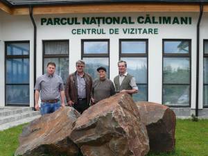 Benone Sinulescu și directorul Basarab Bîrlădeanu împreună cu doi rangeri ai parcului