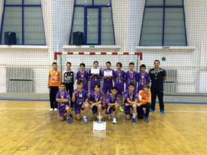 Echipa de handbal juniori IV CSU Suceava alături de antrenorul Vasile Boca