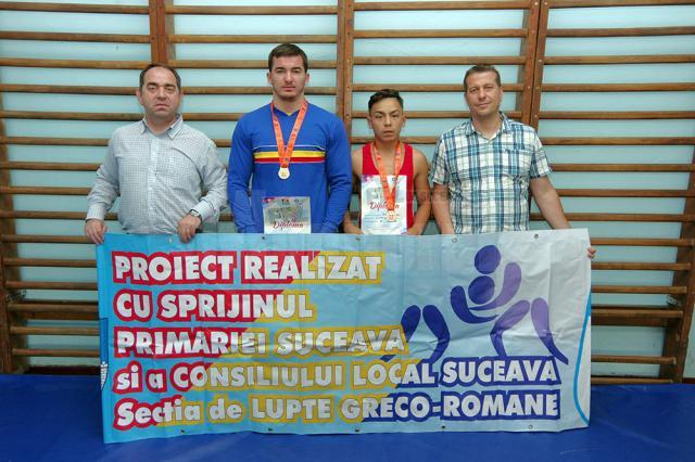 Luptătorii suceveni Teodor Chira și Ioan Bălan, alături de antrenorii Valerică Gherasim și Daniel Ciubotaru