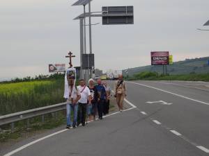 Grup de pelerini venind pe jos de la Cernăuţi la Suceava pentru a se închina la moaştele Sf. Ioan cel Nou de la Suceava