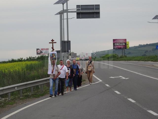 Grup de pelerini venind pe jos de la Cernăuţi la Suceava pentru a se închina la moaştele Sf. Ioan cel Nou de la Suceava