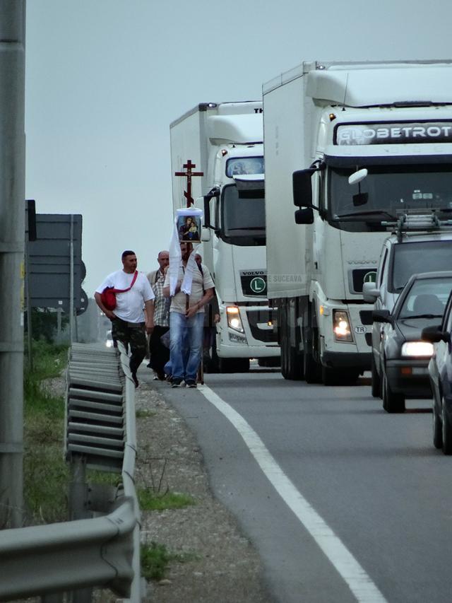 Au venit pe jos de la Cernăuţi pentru a se închina la moaştele Sf. Ioan cel Nou de la Suceava
