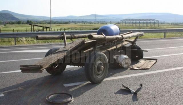 O căruță a fost acroșată de un autoturism într-o intersecție din Cornu Luncii