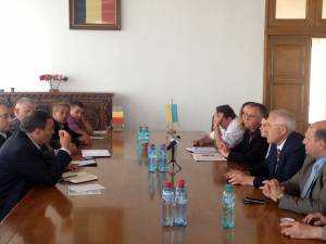 Gheorghe Flutur s-a întâlnit, ieri, la Siret, cu guvernatorul de Cernăuţi, cu preşedintele Consiliului Regional Cernăuţi şi cu reprezentaţi ai căilor ferate din România şi Ucraina