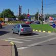 Trecere de pietoni între trotuar şi scuarul cu gazon din mijlocul străzii, în municipiul Suceava