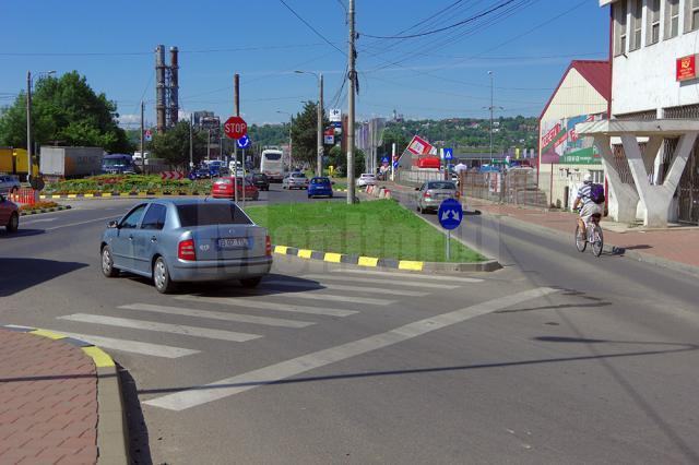 Trecere de pietoni între trotuar şi scuarul cu gazon din mijlocul străzii, în municipiul Suceava