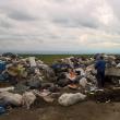 Angajaţii Primăriei Bosanci au descărcat un nou transport de gunoi