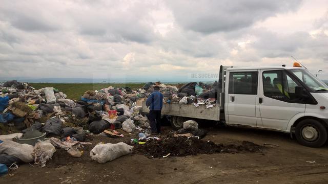Angajaţii Primăriei Bosanci au descărcat un nou transport de gunoi