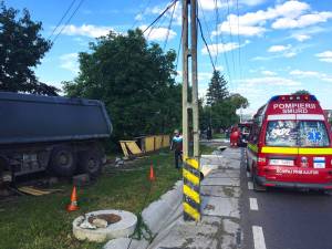 Scăpat de sub control, un autocamion a distrus un gard la Plopeni