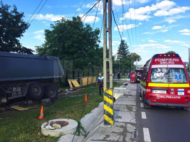 Scăpat de sub control, un autocamion a distrus un gard la Plopeni