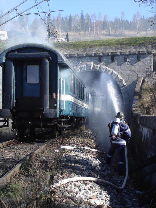 Exercitiul tactic presupune intervenția lucratorilor ISU în cazul unui incendiu declanșat la un vagon de călători, în interiorul unui tunel de cale farată