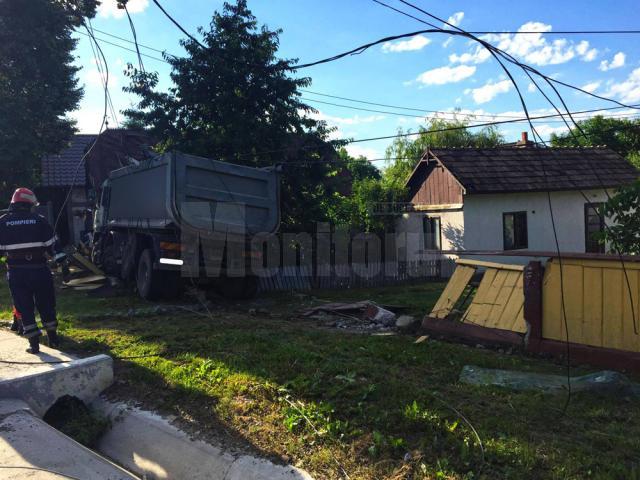 Camionul a distrus în drumul său un gard din beton și lemn, precum și o parte din instalaţiile pe fir aflate pe stâlpi