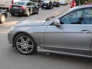 Autoturismul Mercedes a fost tamponat în momentul în care patrundea pe bulevardul central