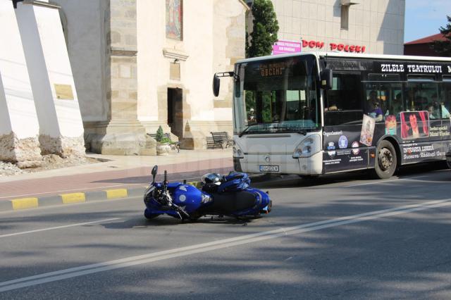 În urma impactului, motocicleta a fost proiectată în mijlocul drumului