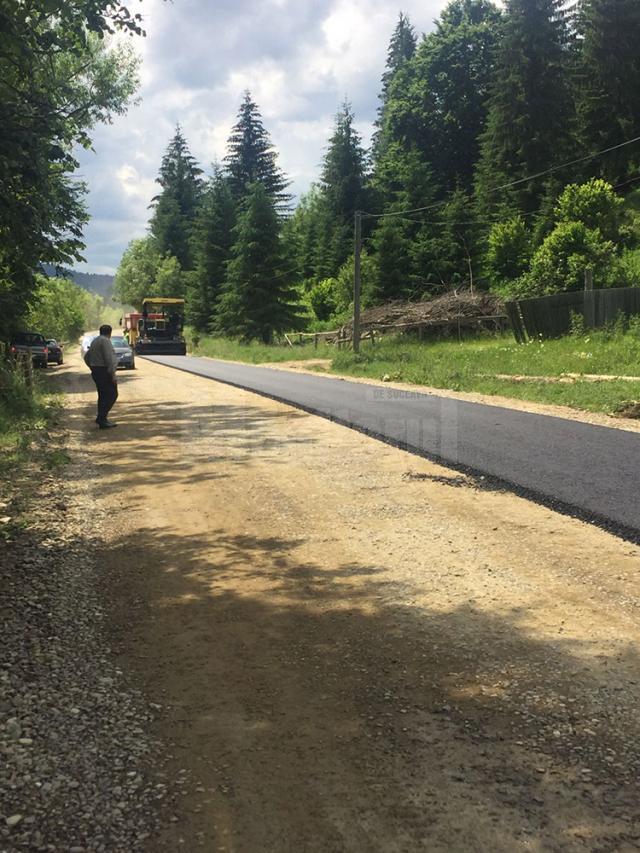 Au demarat lucrările de asfaltare a drumului judeţean Brodina-Ulma, DJ 209G, care deschide legătura cu Ucraina