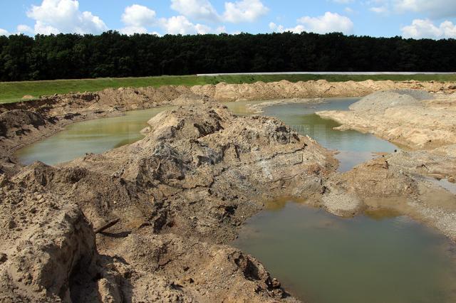 Excavarile au loc în malul râului Siret, punând în pericol și digul de protecție dinspre satul Nicani