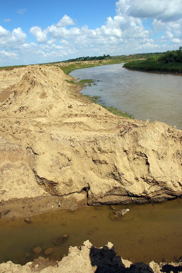 Structura malului râului Siret, afectată în urma excavarilor făcute de firma de exploatare a balastului