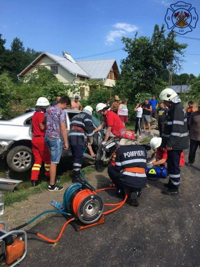 Femeie rănită grav după ce mașina condusă de fiul ei s-a făcut zob de un cap de pod