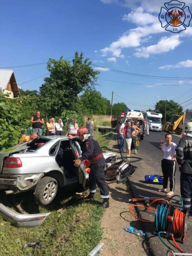 Femeie rănită grav după ce mașina condusă de fiul ei s-a făcut zob de un cap de pod