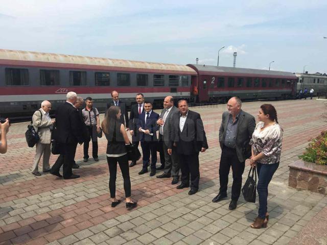 Autorităţile din judeţul Suceava şi regiunea Cernăuţi, din Ucraina, au continuat miercuri discuţiile pe marginea introducerii a două curse feroviare Suceava - Cernăuţi şi retur, dimineaţa şi seara