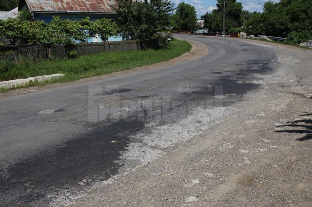 Drumul naţional Suceava-Dorohoi, reparat cu plombe printre plăcile de beton