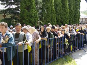 Câteva zeci de credincioşi veniţi din municipiul Suceava şi din localităţi limitrofe s-au aşezat ordonat la rând