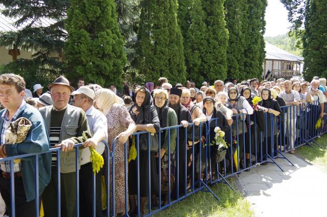 Câteva zeci de credincioşi veniţi din municipiul Suceava şi din localităţi limitrofe s-au aşezat ordonat la rând