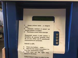 Noile instrucţiuni bilingve montate de PSD Suceava la intrarea în parcările subterane