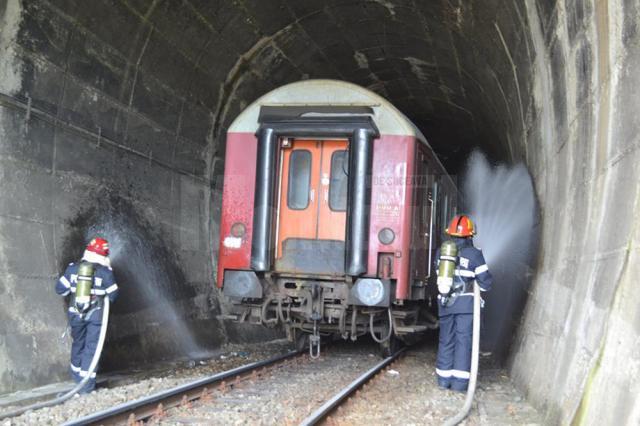 Amplu exercițiu de intervenție a pompierilor în cazul unui incendiu la un vagon de călători, în timpul trecerii printr-un tunel