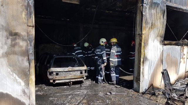 Incendiu mare, cu pagube de 50.000 de euro, la un atelier auto