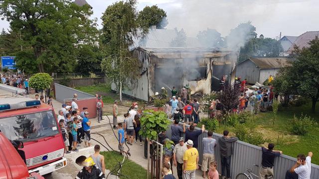 Incendiu mare, cu pagube de 50.000 de euro, la un atelier auto