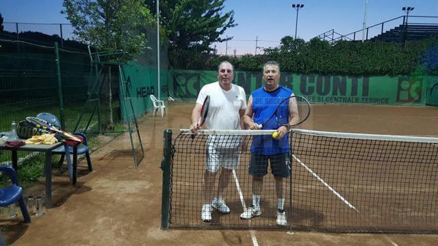 Foștii colegi de facultate  Marian Schiotis și Mircea Crainiciuc s-au întâlnit după ani de zile pe terenul de tenis