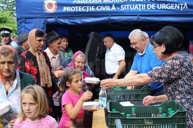 5.000 de sarmale şi sticle cu apă au fost oferite de primarul Ion Lungu pelerinilor veniţi la hramul Sucevei