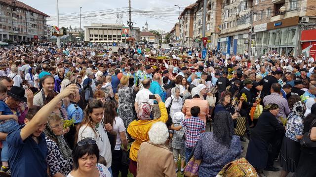 Procesiune cu mii de oameni pe străzile Sucevei