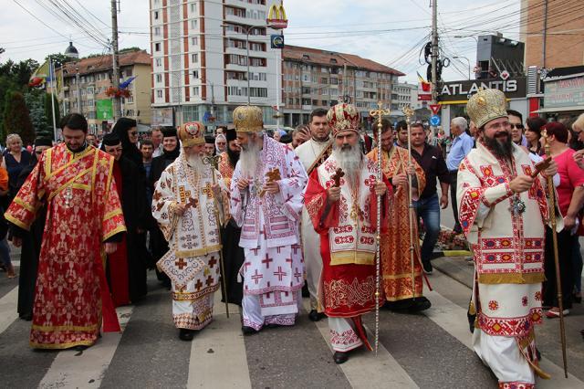 ÎPS Pimen, Arhiepiscopul Sucevei şi Rădăuţilor, PS Macarie al Episcopiei Ortodoxe Române a Europei de Nord,  ÎPS Teofan, Mitropolitul Moldovei şi Bucovinei, ÎPS Teodosie, Arhiepiscopul Tomisului
