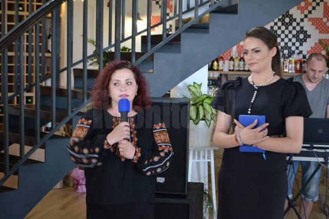 Directorul de marketing al complexului, Ioana Voinescu, și primarul din Berchișești, Violeta Țăran