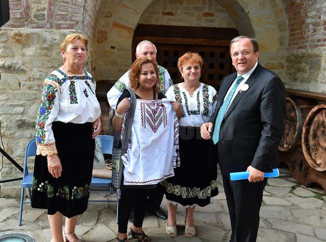 Gheorghe Flutur i-a oferit o ie tradiţională oficialului UNESCO Lila Shahani