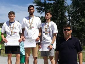 Antrenorul Radu Mihalescu alături de cei trei sportivi ai săi la naționalele de 20 kilometriu marș