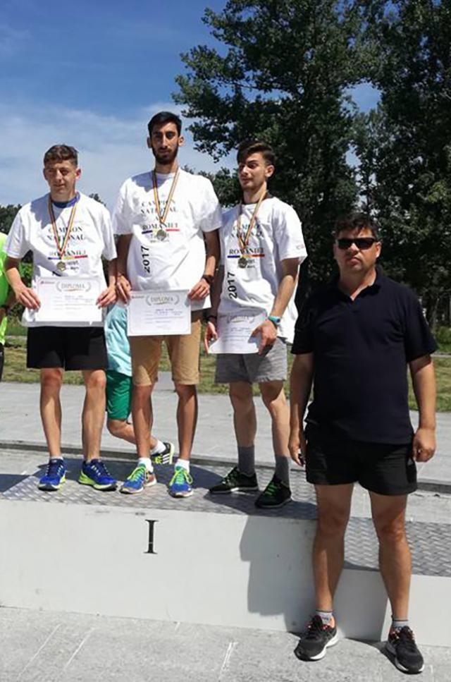 Antrenorul Radu Mihalescu alături de cei trei sportivi ai săi la naționalele de 20 kilometriu marș