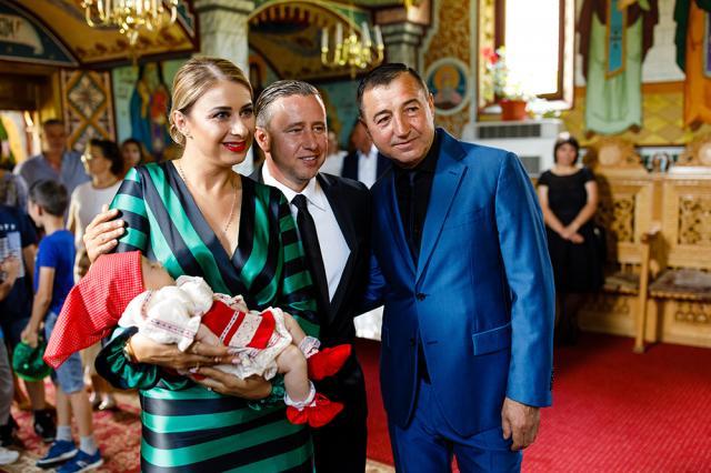 Laurenţiu şi Anamaria Reghecampf, naşii de botez ai mezinei lui Filuţă Cerlincă, cunoscutul proprietar de pensiune din Mălini Foto Ovidiu Onofrei