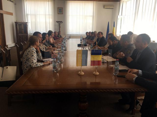 Reprezentanţii căilor ferate din România şi din Ucraina au avut noi runde de discuţii, în Vama Siret, în prezenţa preşedintelui Consiliului Judeţean Suceava, Gheorghe Flutur